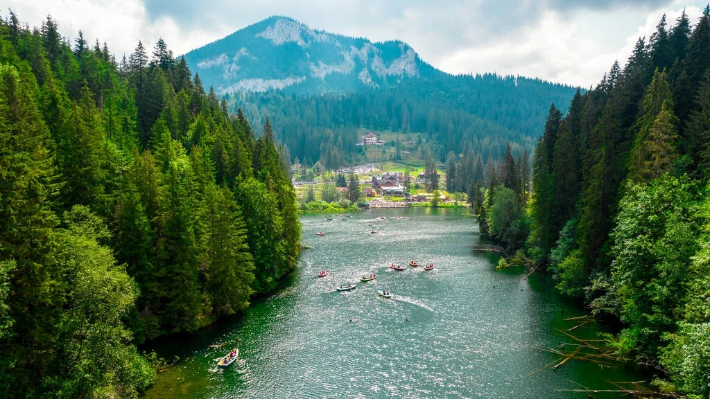 Lacul Roșu și peisajul montan din apropierea Cheilor Bicazului