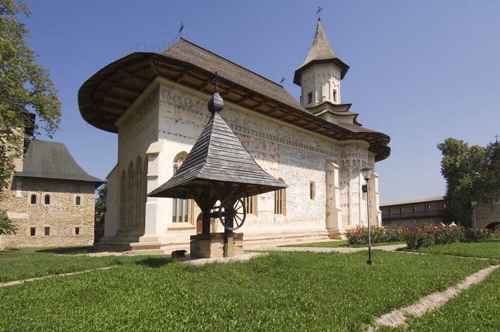 Meșteșugar care încondeiază un ou în Bucovina