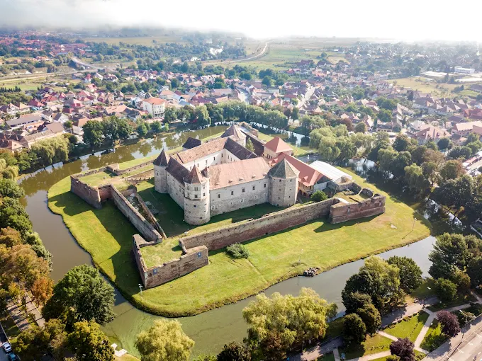 Cetatea Făgăraș cu șanțul de apă și reflexia zidurilor