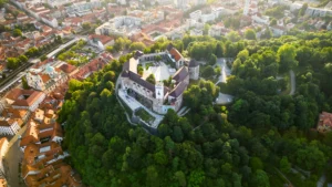 Excursie din Bălți la Cluj-Napoca și Salina Turda cu ArinTur Travel. Descoperă centrul Clujului și spectaculoasa lume subterană de la Turda.
