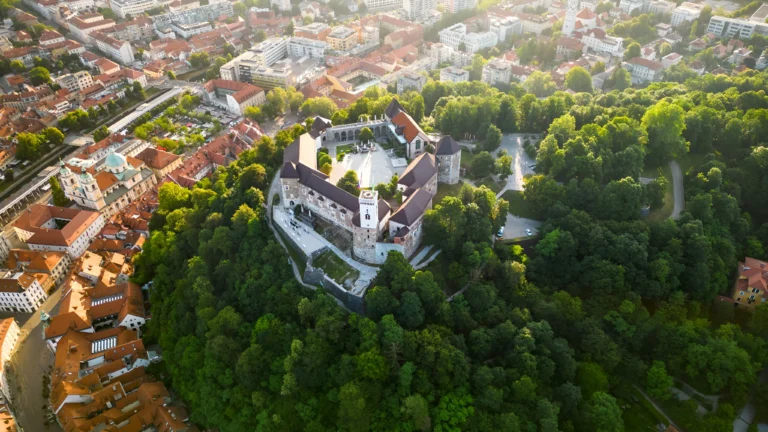 Excursie din Bălți la Cluj-Napoca și Salina Turda cu ArinTur Travel. Descoperă centrul Clujului și spectaculoasa lume subterană de la Turda.