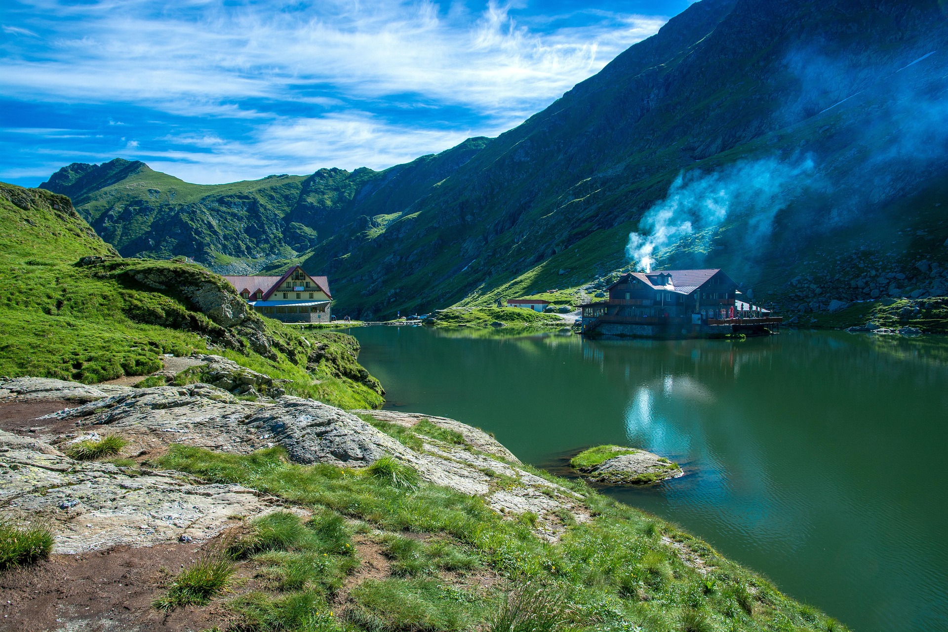 Lacul Bâlea în căldarea glaciară, înconjurat de munți