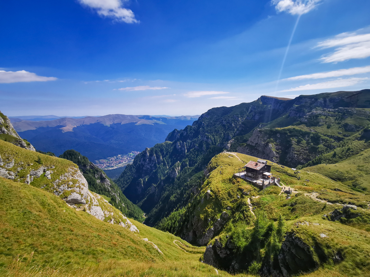 Vârful Omu și Cabana Omu la peste 2500 m altitudine în Munții Bucegi