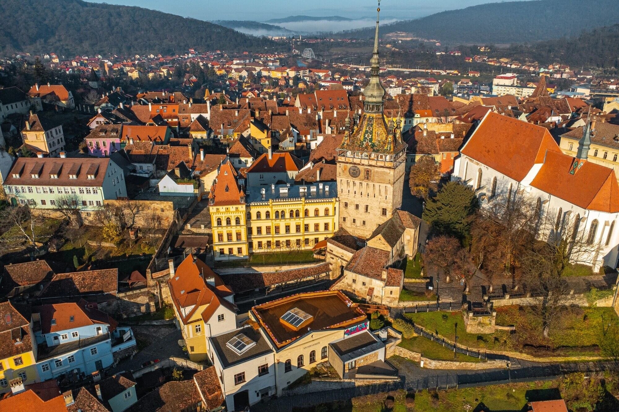 Panoramă asupra Cetății Sighișoara și a acoperișurilor istorice