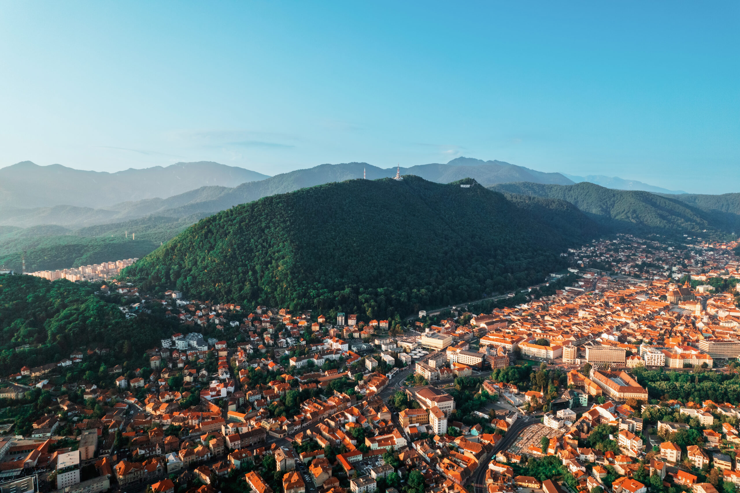 Centrul istoric al Brașovului cu Piața Sfatului și Biserica Neagră