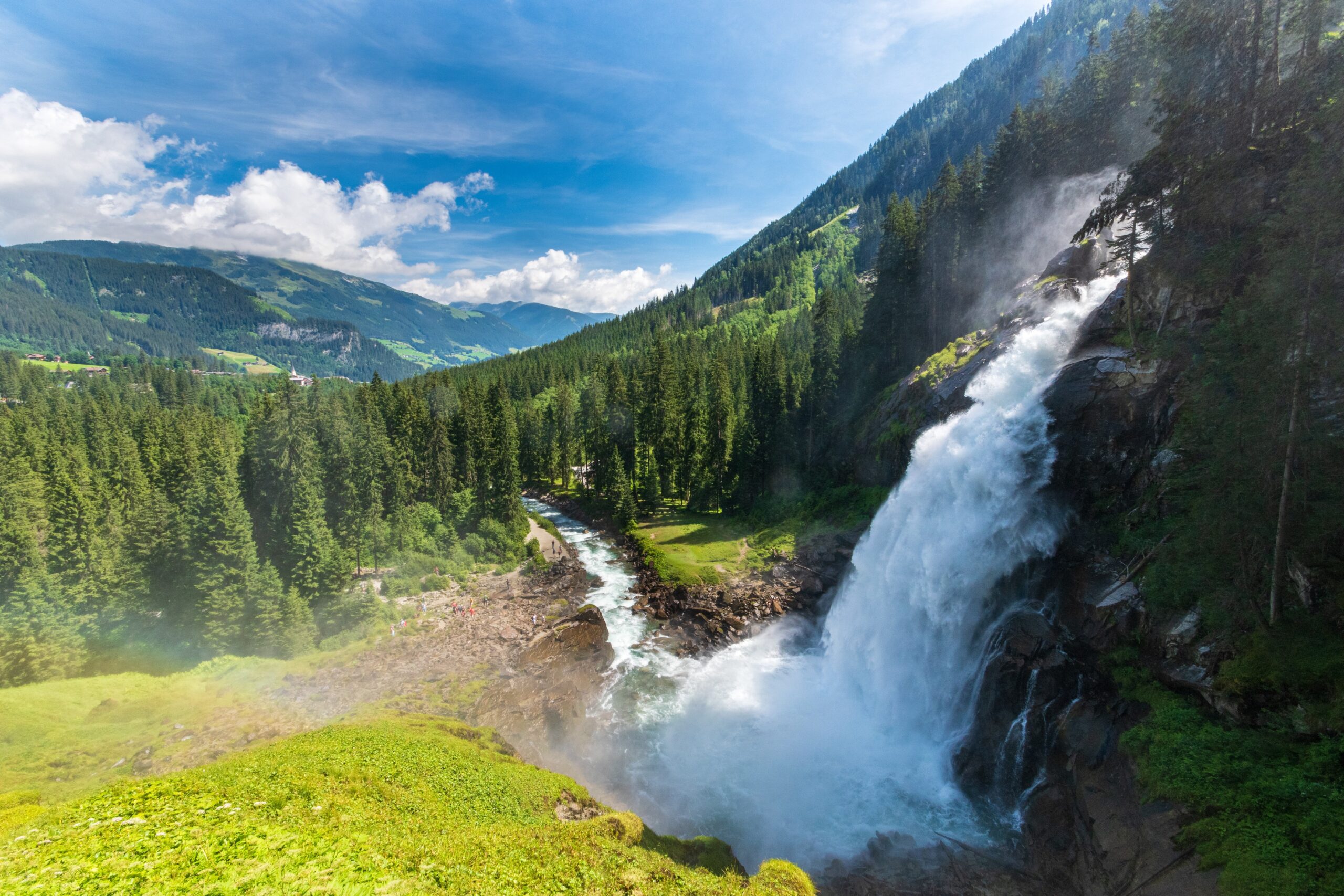 Cascada Cailor pe versantul împădurit al Munților Rodnei