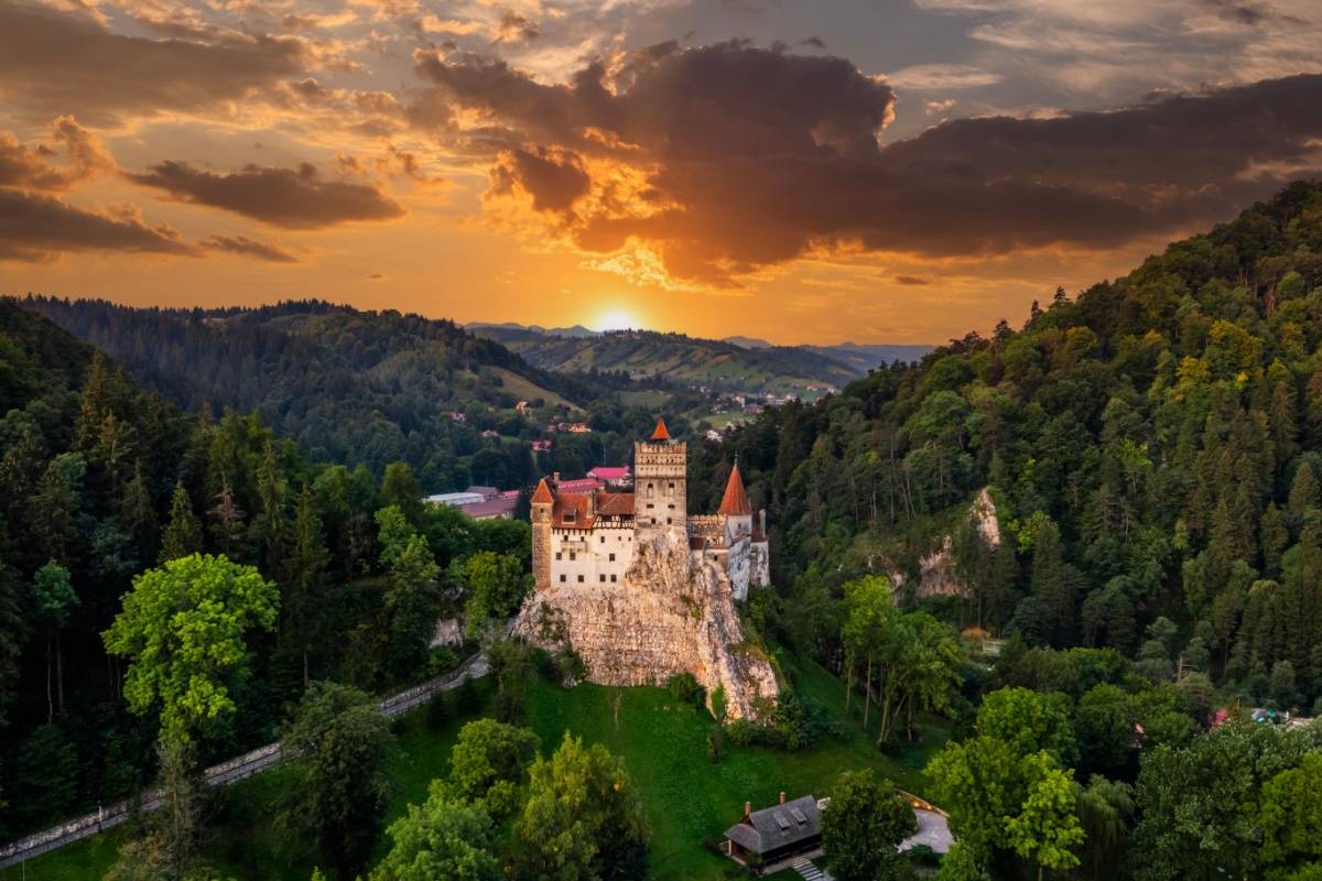 Castelul Bran pe stâncă, cu satul și munții în jur
