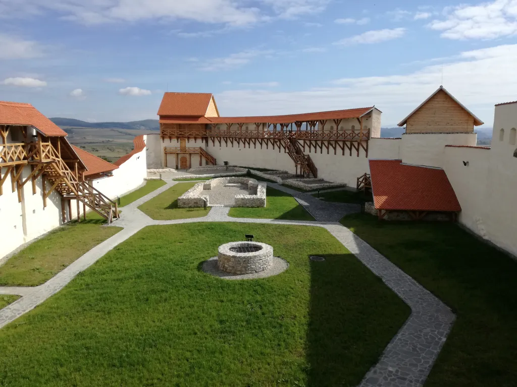 Zidurile Cetății Rupea și panorama împrejurimilor