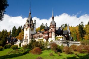 Excursie la Sinaia & Bușteni – Castelul Peleș, Mănăstirea Caraiman, Vârful Omu, Babele și Sfinxul