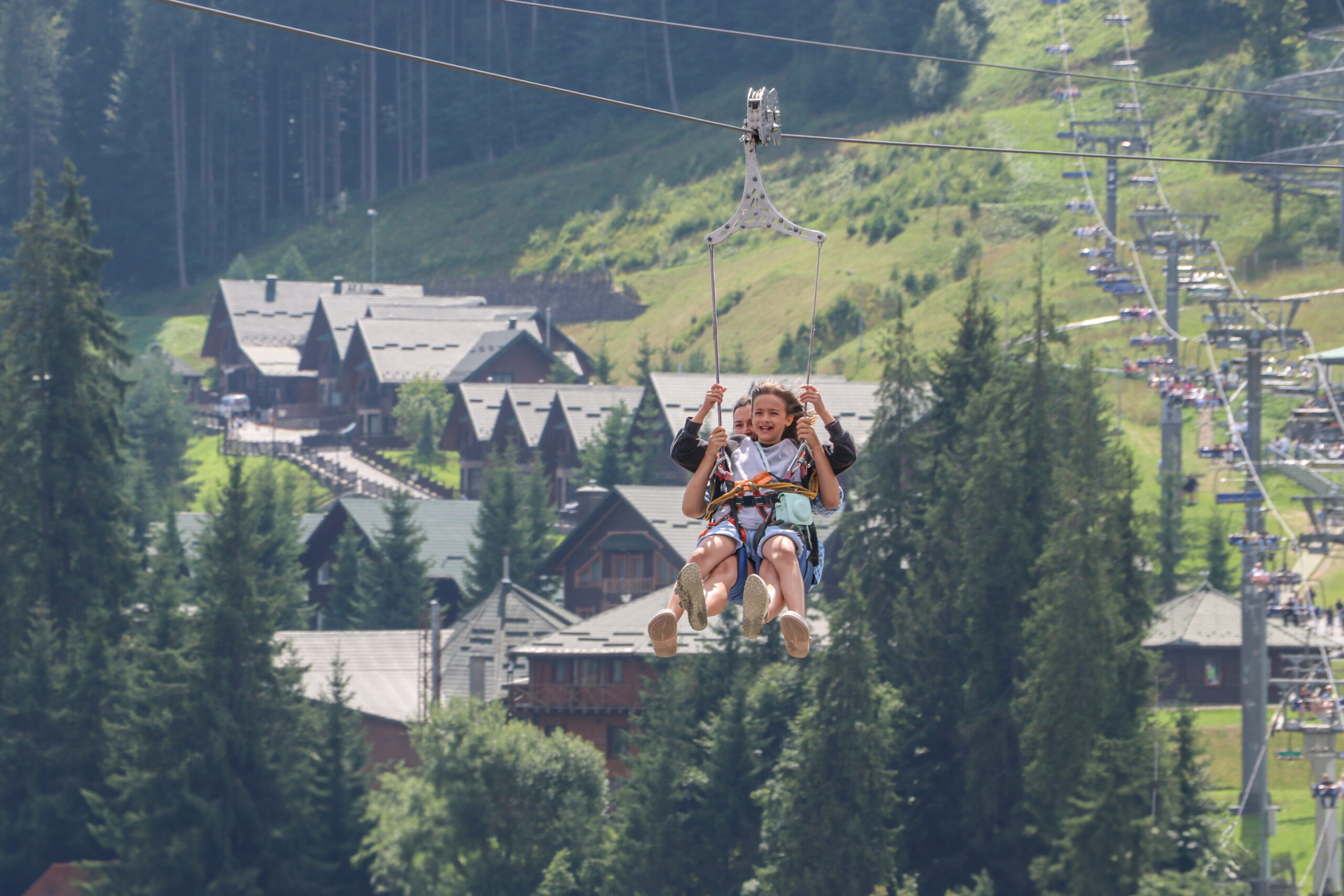 Panoramă asupra Gura Humorului și a văii Moldovei văzută de pe Șoimul