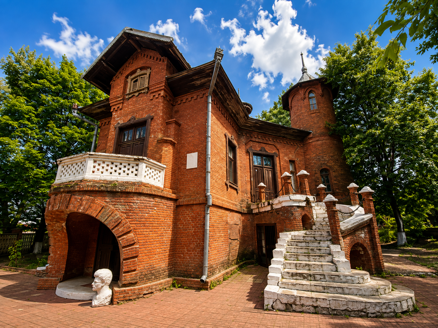 Detalii decorative ale Castelului Vânătoresc