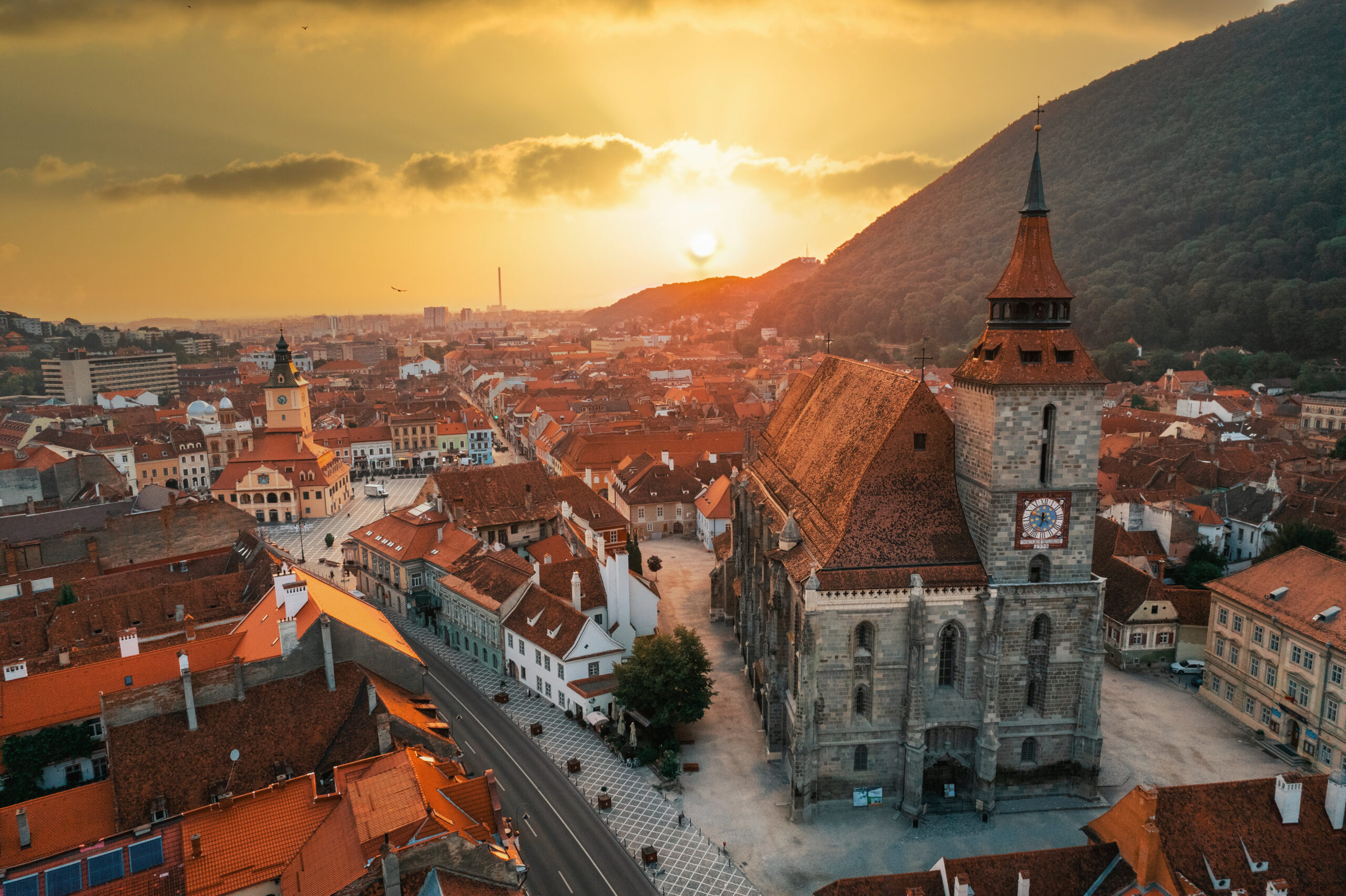 Panoramă asupra Brașovului cu Piața Sfatului și Tâmpa în fundal