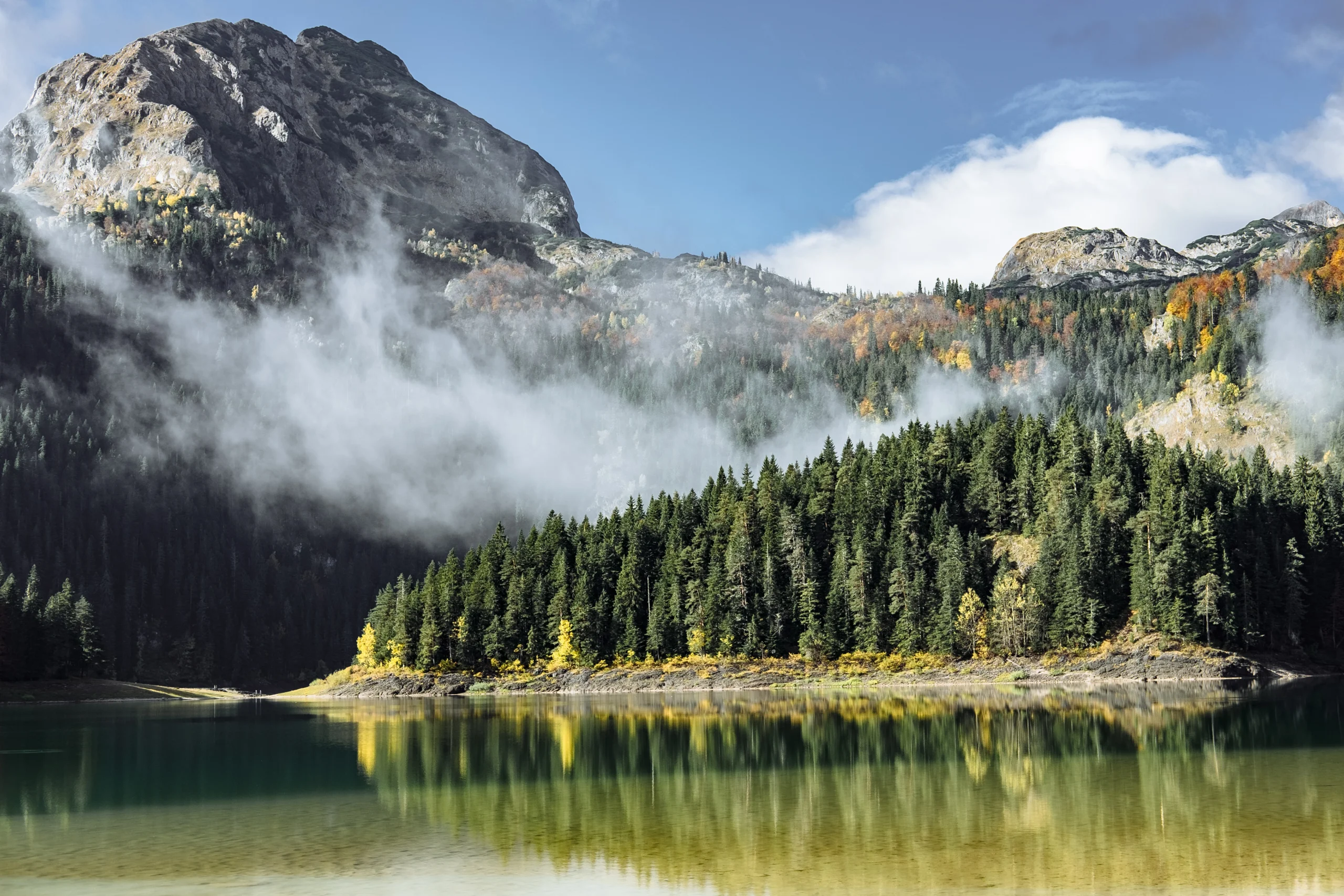 Cascada Duruitoarea în pădurea Ceahlăului