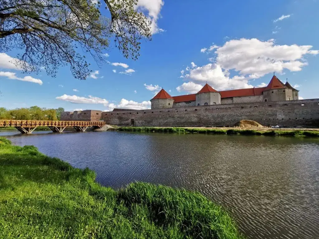 Cetatea Făgăraș văzută de sus, cu șanțul de apărare și zidurile fortificației