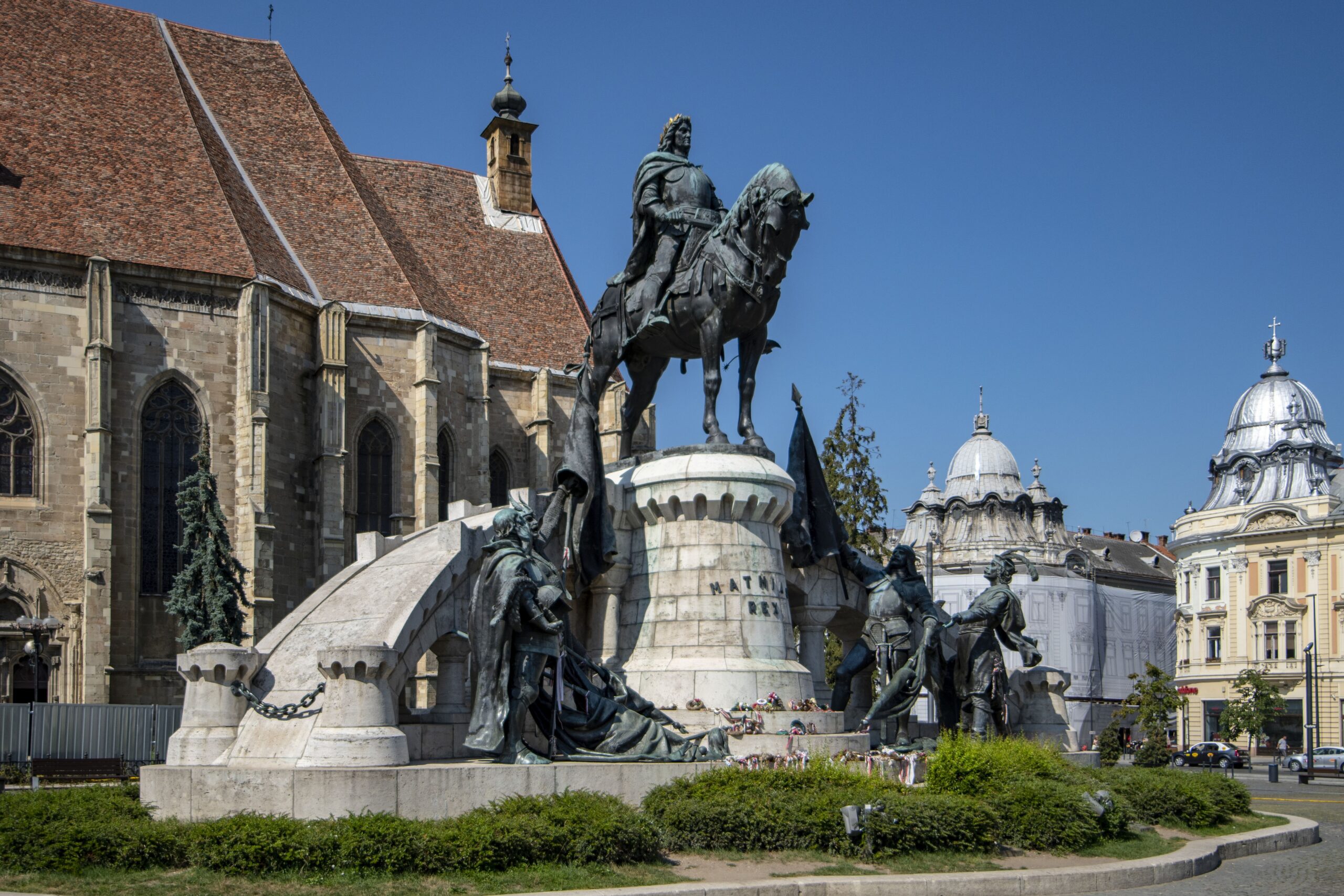 Piața Unirii Cluj-Napoca cu statuia lui Matia Corvin