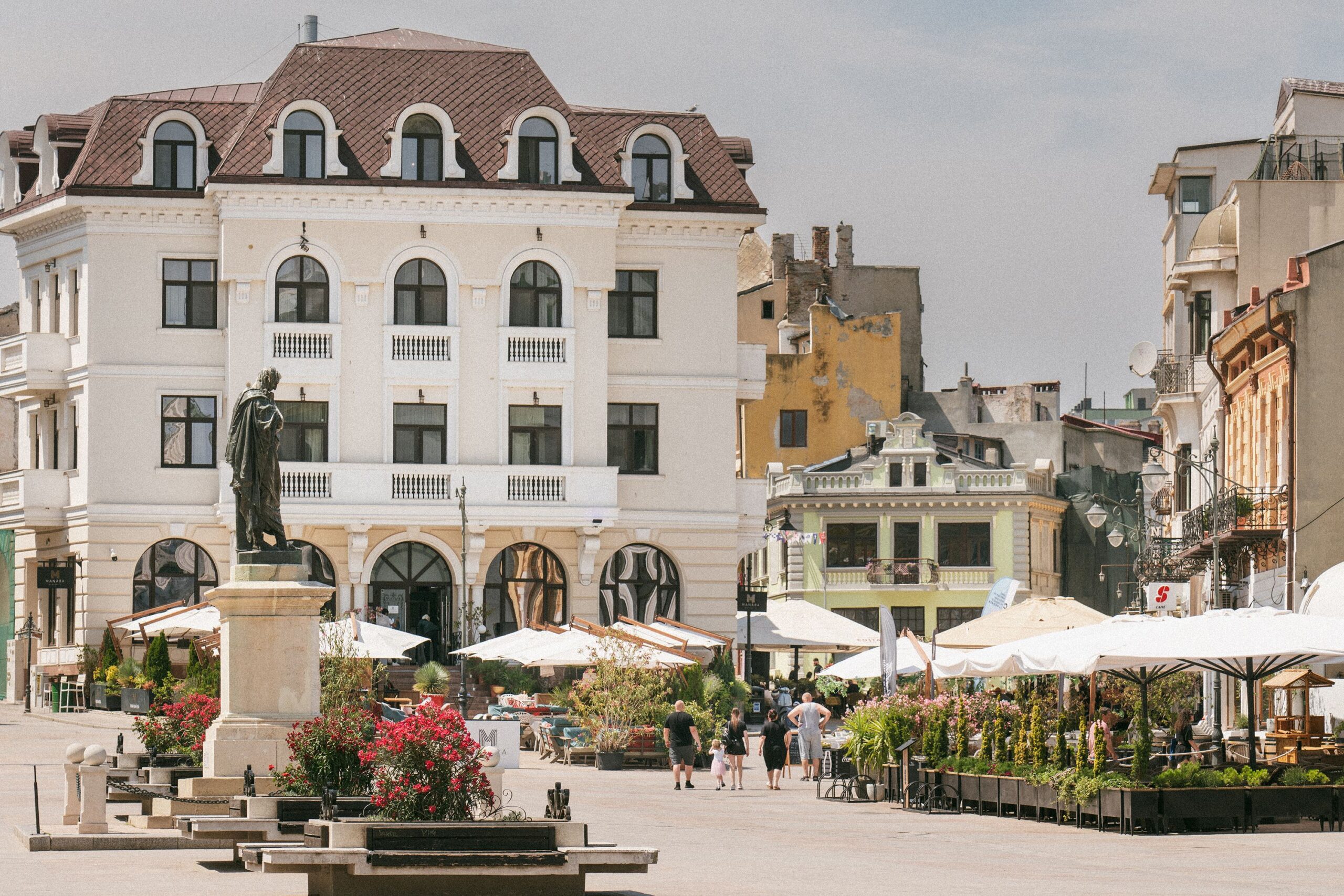 Piața Ovidiu din Constanța cu statuia poetului