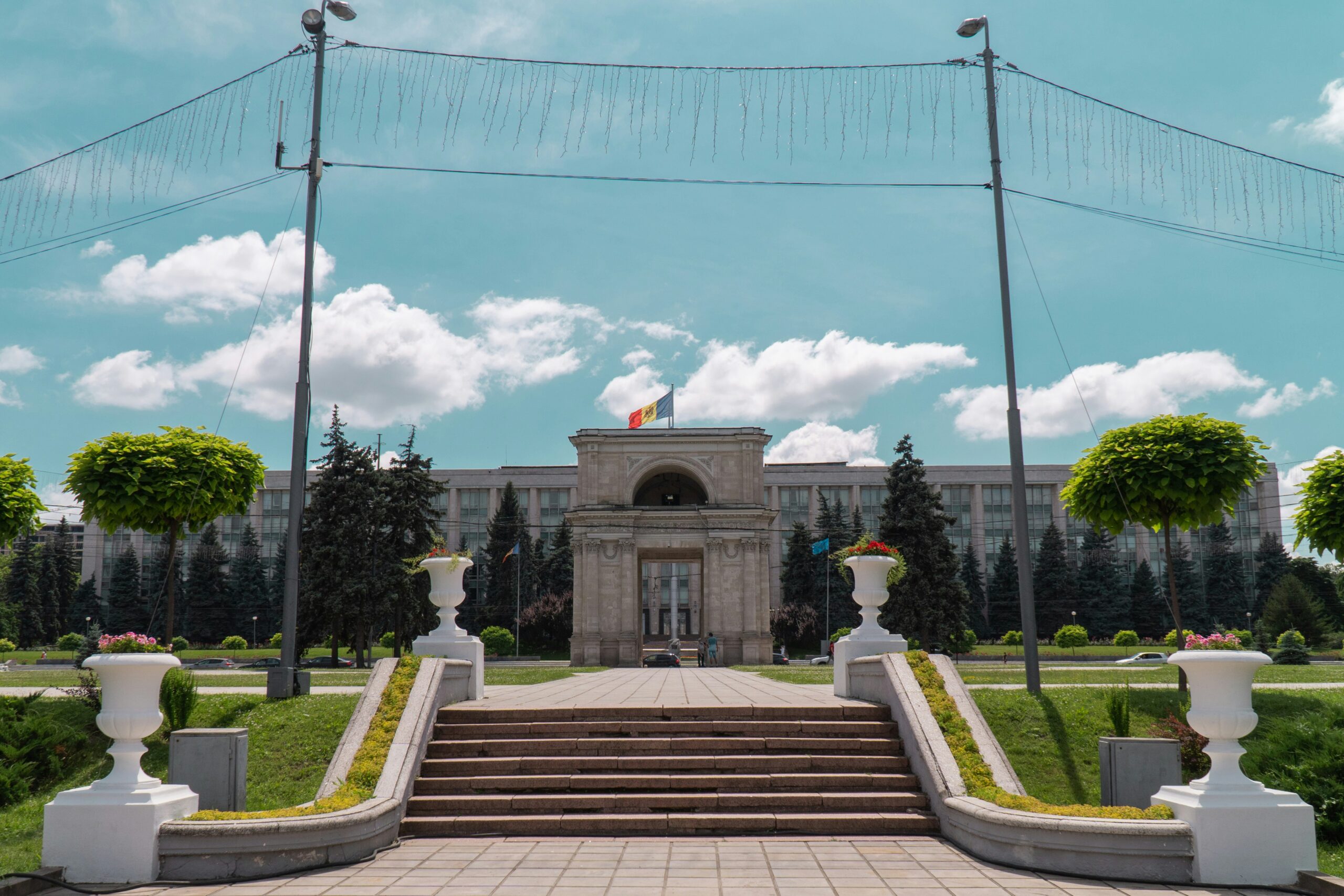 Arcul de Triumf și Catedrala din centrul Chișinăului