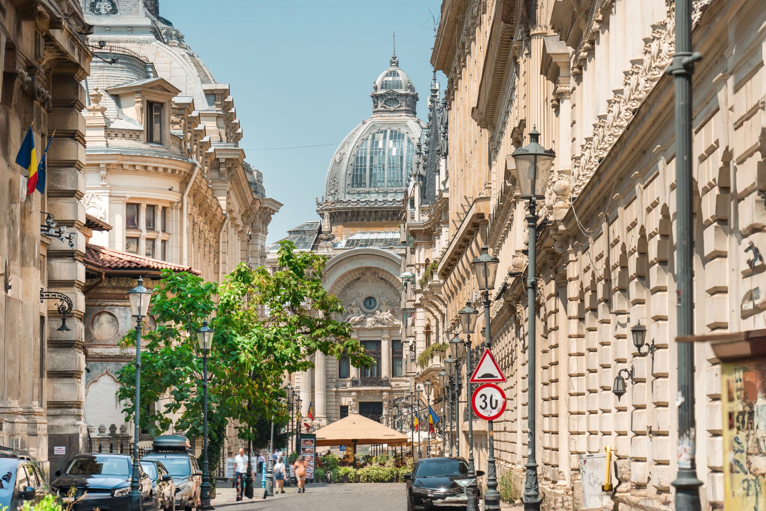 Stradă din Centrul Vechi al Bucureștiului cu arhitectură istorică