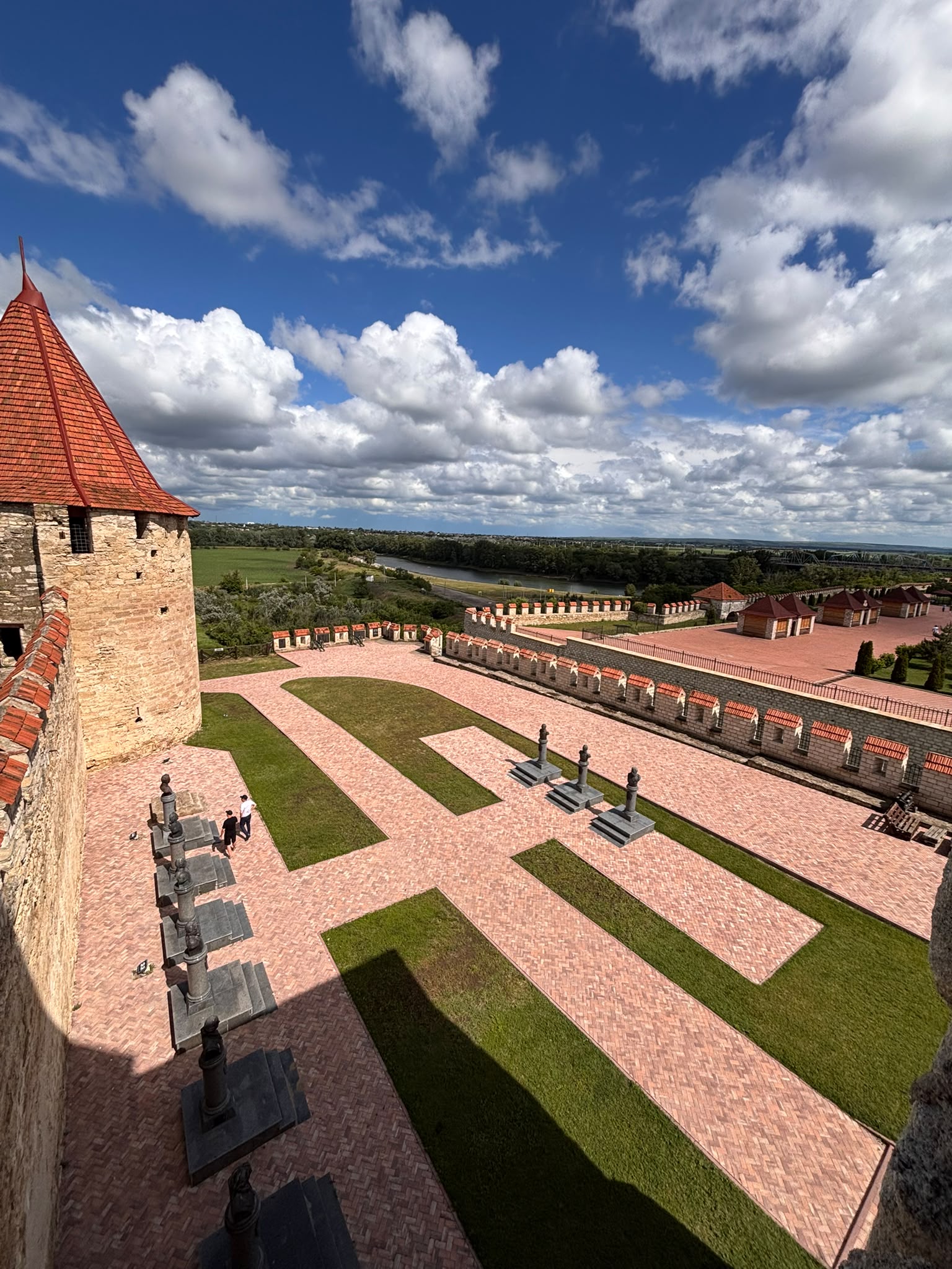 Cetatea Tighina cu zidurile și Nistrul în fundal