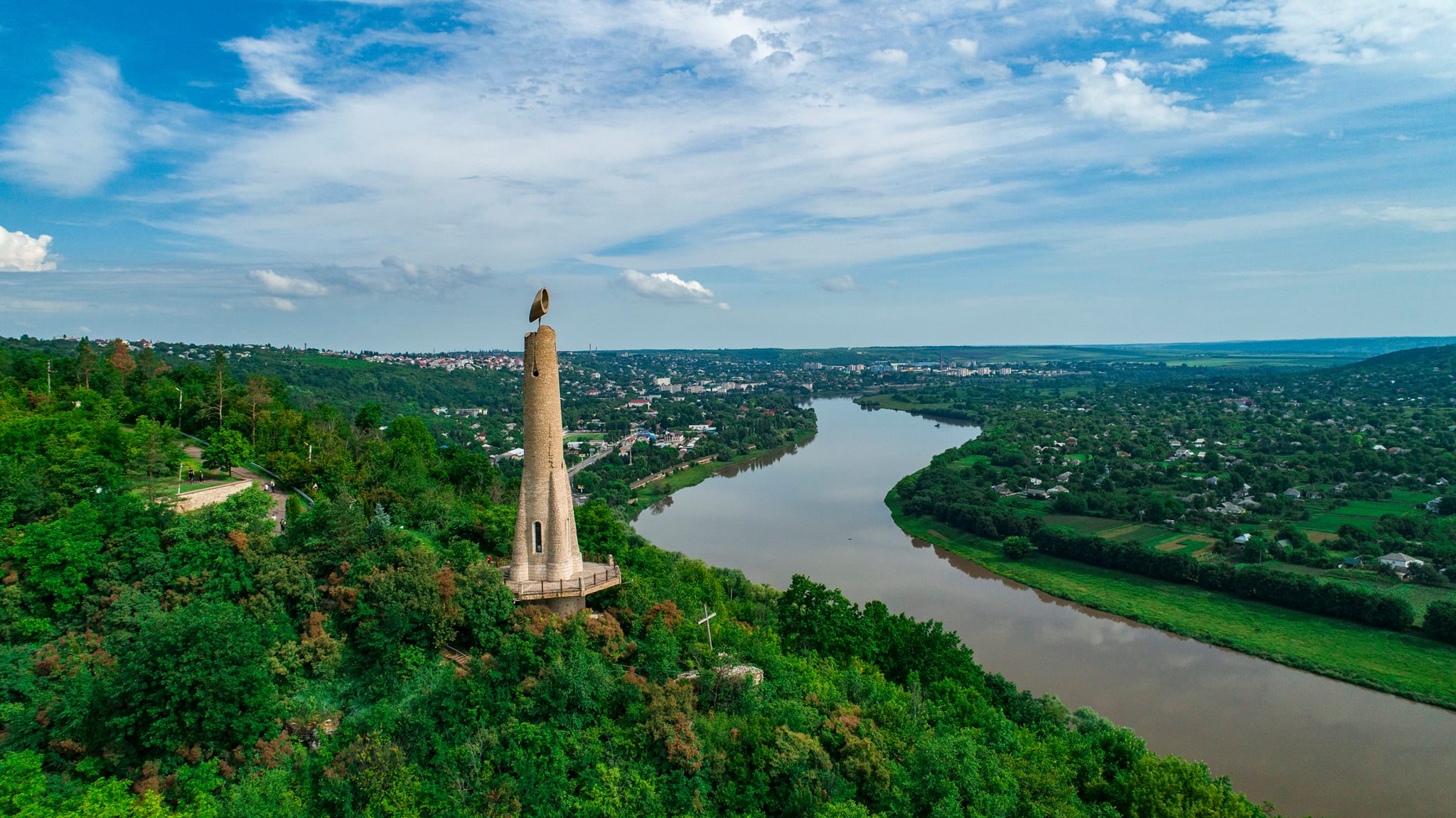 Panoramă de la Lumânarea Recunoștinței asupra Sorocii și Nistrului