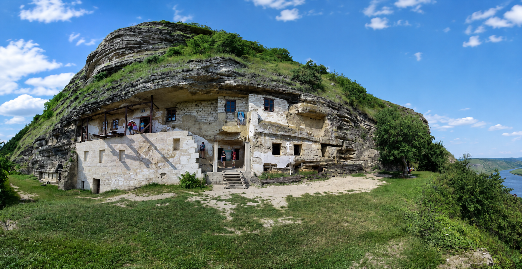 Încăperile mănăstirii rupestre Țipova