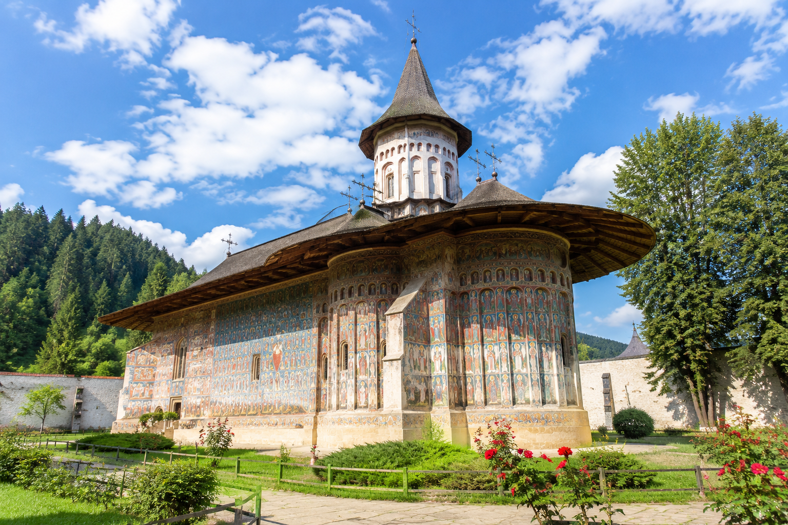 Mănăstirea Voroneț, peretele exterior pictat și arhitectura medievală