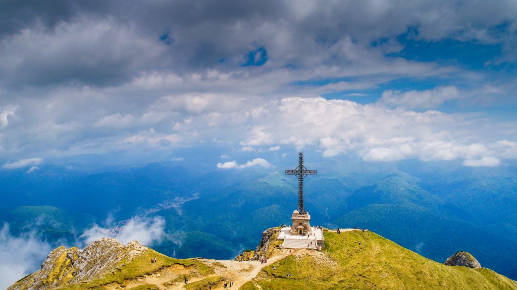 Masivul Caraiman cu Crucea Eroilor și Valea Prahovei