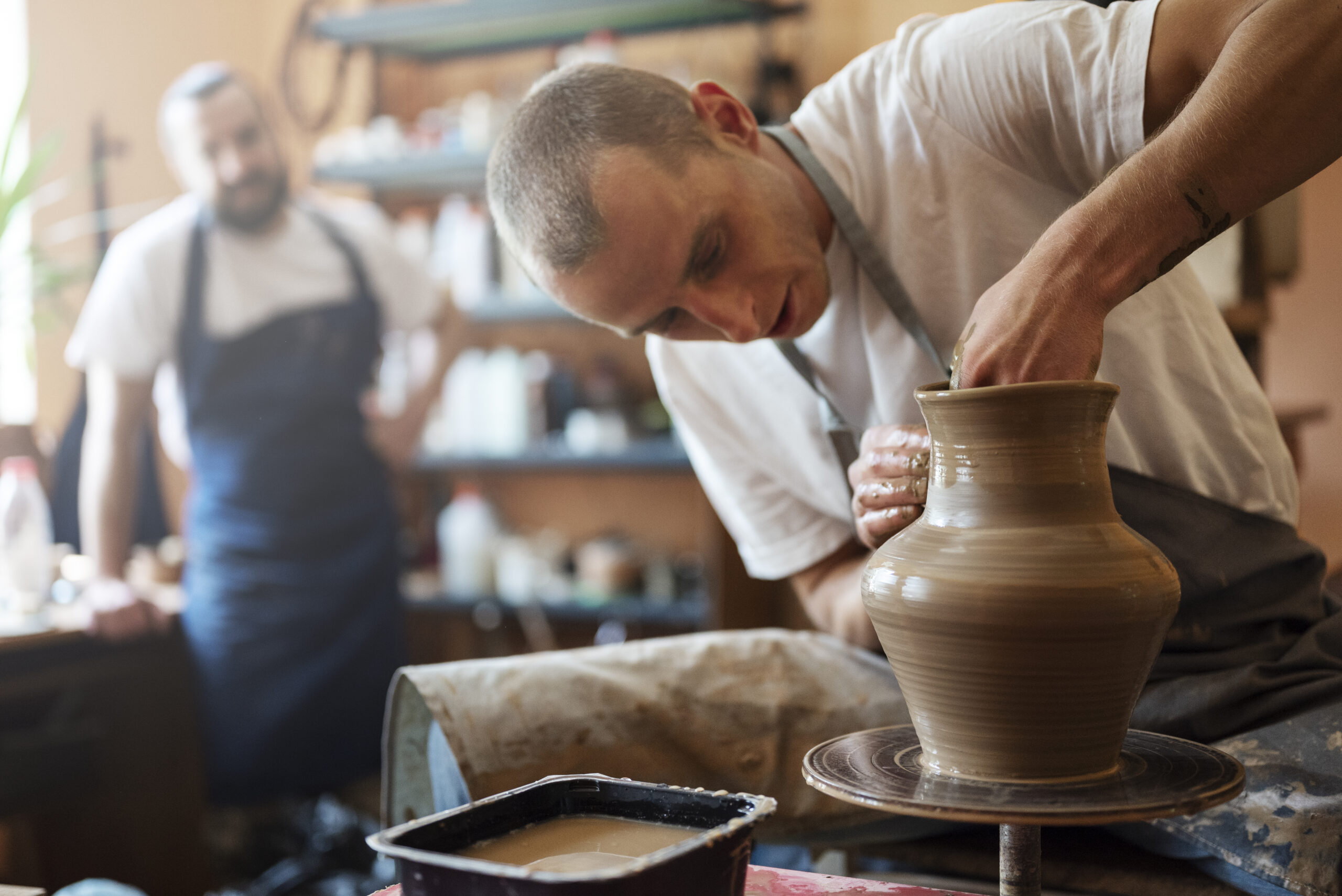 Olar din Corund lucrând într-un atelier de ceramică