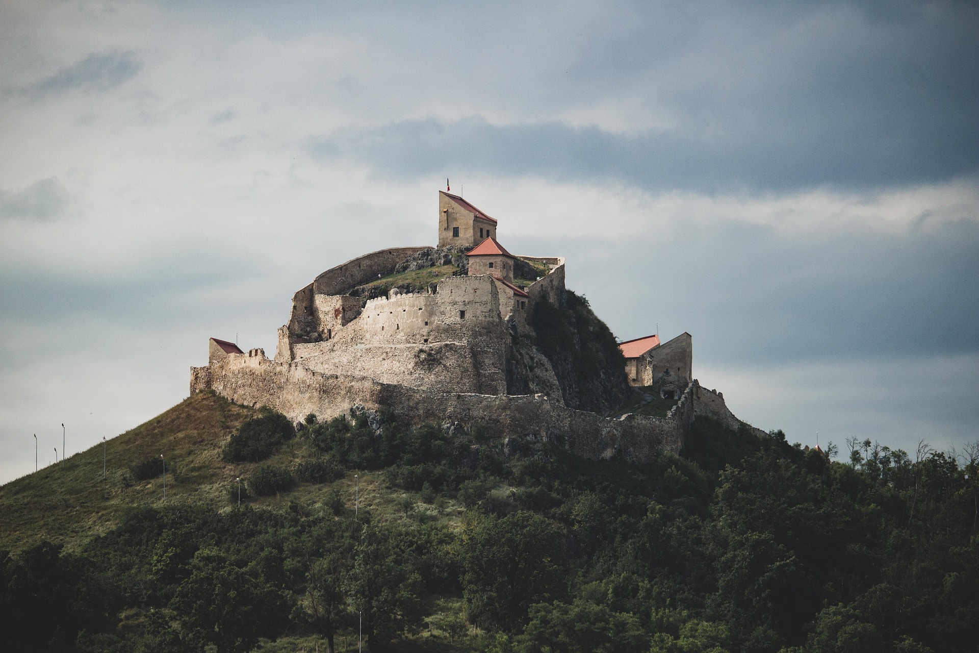 Panoramă Cetatea Rupea pe dealul stâncos
