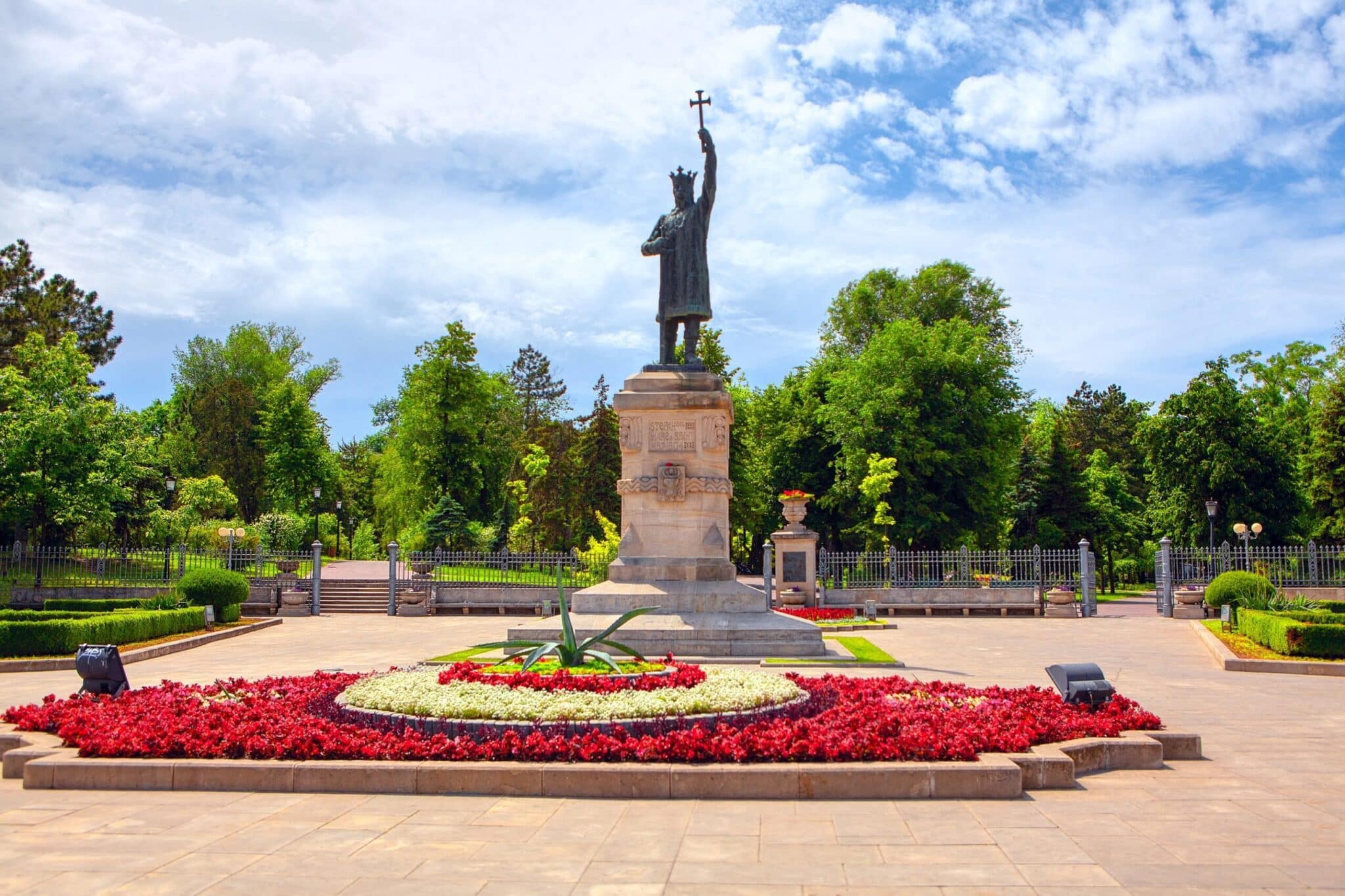 Monumentul lui Ștefan cel Mare la intrarea în Grădina Publică din Chișinău