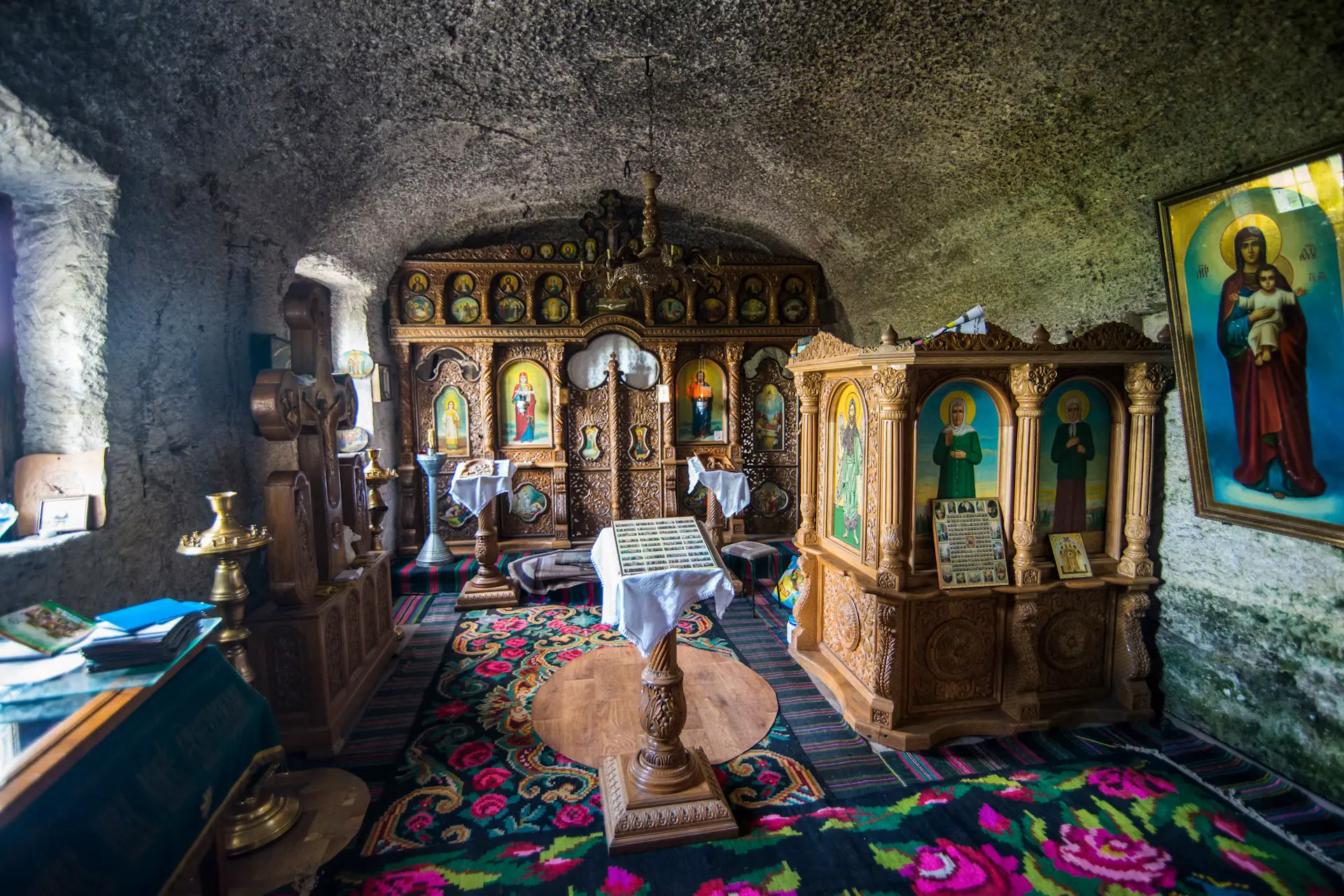 Mănăstirea rupestră de la Orheiul Vechi - intrarea și interiorul