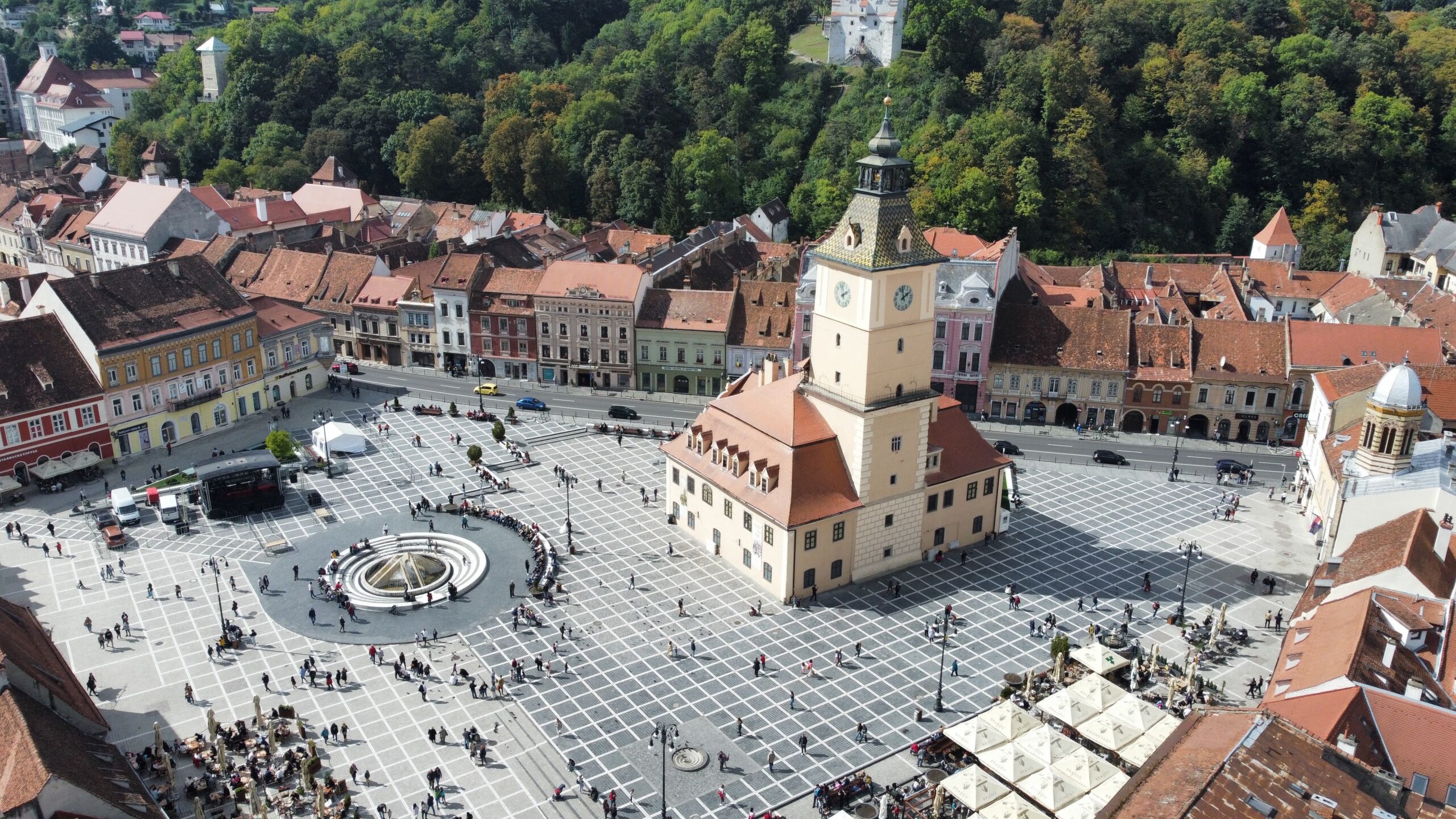 Panoramă Cluj-Napoca cu centrul istoric și dealurile din jur
