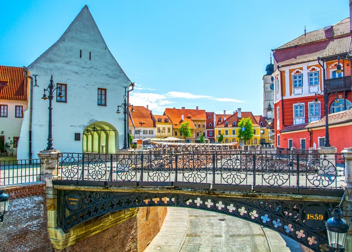 Podul Minciunilor din Sibiu cu clădiri istorice în jur