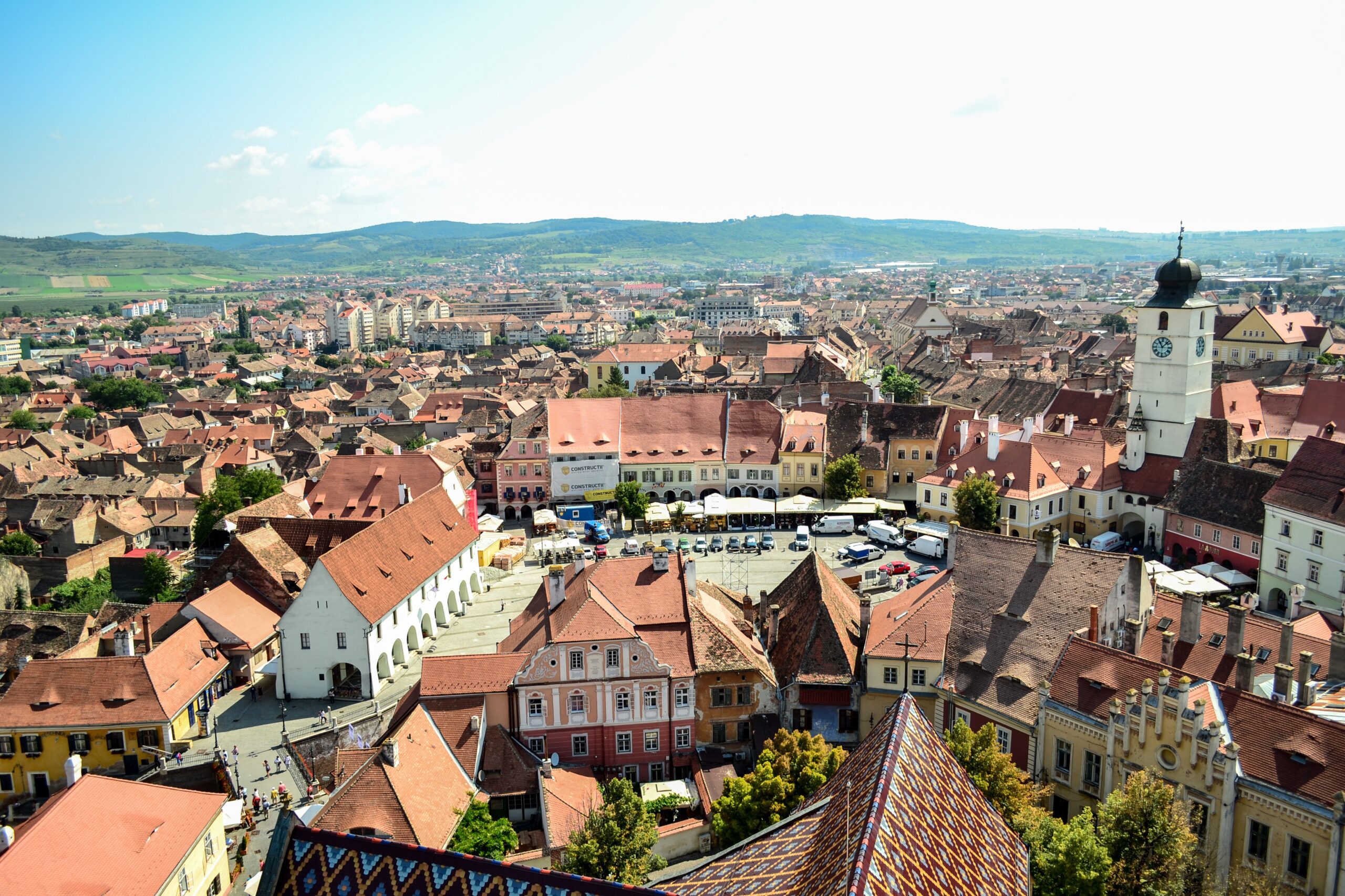 Panoramă asupra Sibiului cu Piața Mare și Turnul Sfatului