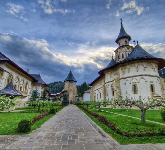 Mănăstirea_Putna_(13) Excursie Bucovina cu Arintur Trans – Obiective turistice din Suceava într-o zi