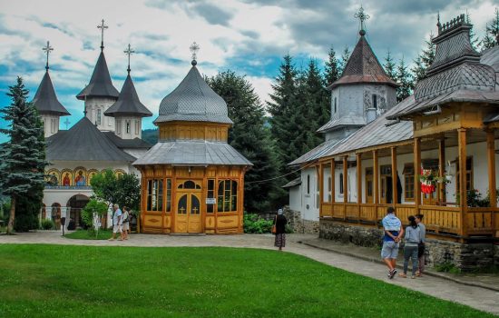 Mănăstirile Secu și Sihăstria Mănăstirile Secu și Sihăstria – Repere ale Spiritualității și Tradiției din Neamț ArinTur transport Turistic Bălți