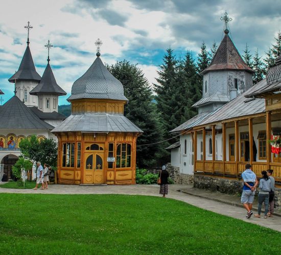 Mănăstirile Secu și Sihăstria Mănăstirile Secu și Sihăstria – Repere ale Spiritualității și Tradiției din Neamț ArinTur transport Turistic Bălți