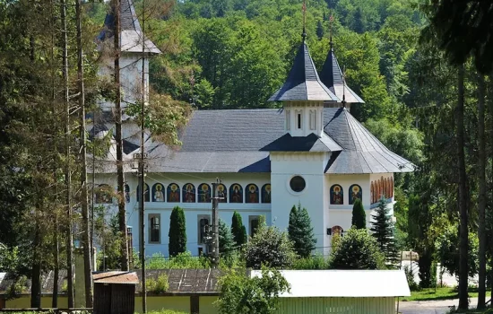 manastirea-sihastria-11 Mănăstirile Secu și Sihăstria – Repere ale Spiritualității și Tradiției din Neamț ArinTur transport Turistic Bălți