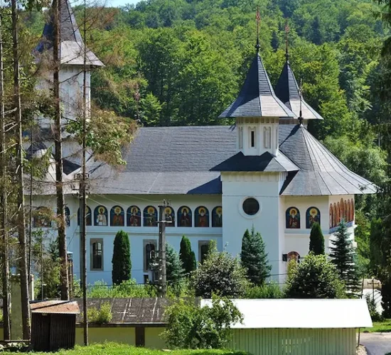 manastirea-sihastria-11 Mănăstirile Secu și Sihăstria – Repere ale Spiritualității și Tradiției din Neamț ArinTur transport Turistic Bălți